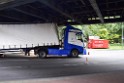 LKW blieb unter Bruecke haengen Koeln Ehrenfeld Innere Kanalstr Hornstr P287